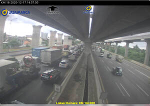 Truk memadati Tol Jakarta-Cikampek kilometer 16 arah Jakarta. Foto adalah screenshot dari kamera CCTV PT Jasa Marga pada Kamis 17 Desember 2020 pukul 14.57 WIB.