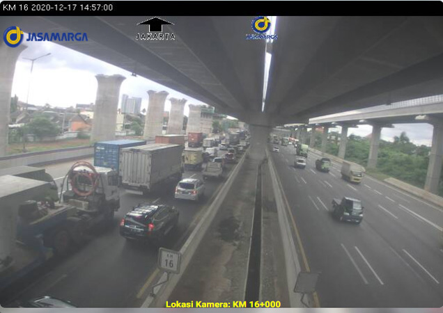 Truk memadati Tol Jakarta-Cikampek kilometer 16 arah Jakarta. Foto adalah screenshot dari kamera CCTV PT Jasa Marga pada Kamis 17 Desember 2020 pukul 14.57 WIB.