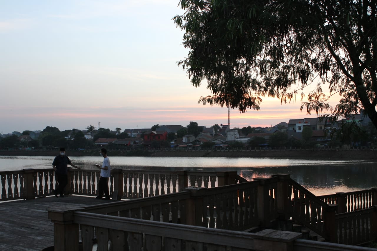 Dermaga Setu Babakan pada sore hari