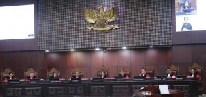Para hakim Mahkamah Konstitusi dan di tengah Ketua Mahkamah Konstitusi Suhartoyo, sedang memimpin sidang pleno 2025, Kamis (2/1/2025). Foto Zakky Mubarok / Indowork.id
