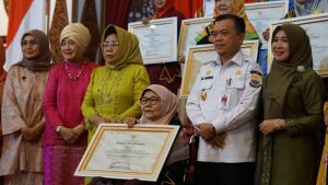 Gubernur Jambi berikan penghargaan kepada Umi. Hj. Rosmaini