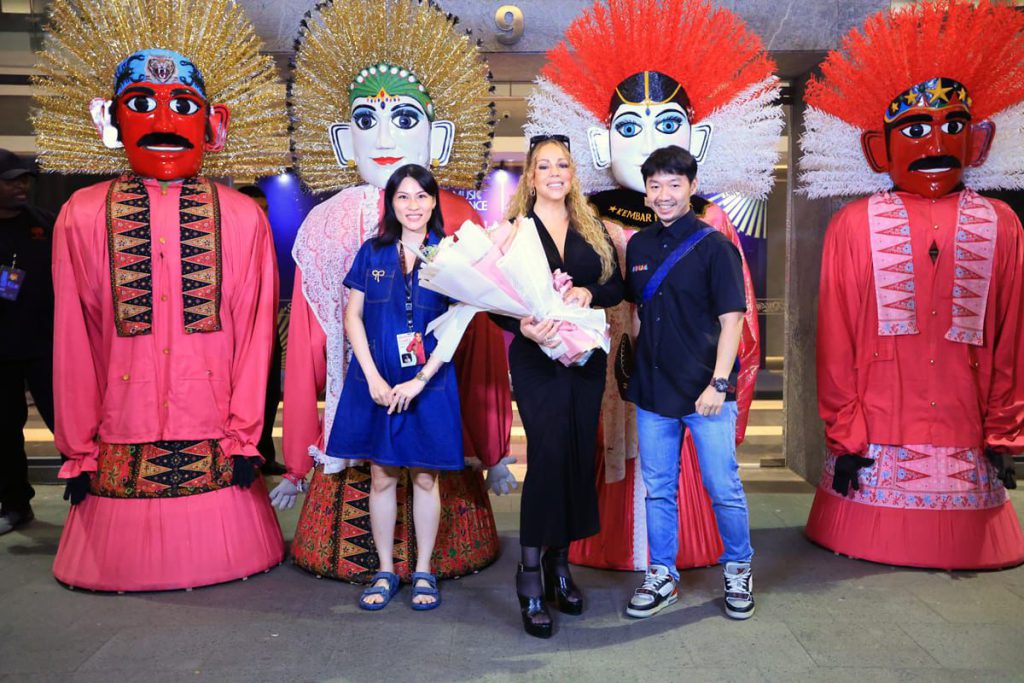 Disambut Ondel-Ondel Betawi, Mariah Carey Sukses Gelar Konser di Jakarta