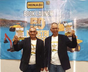 Pratjojo dan Agus, memamerkan buku mereka 