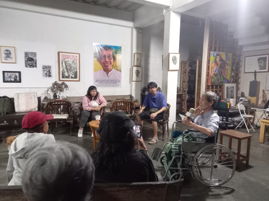 Di Tengah Hujan, Sastra Sejarah Mengalir dalam Kebaya Merah di Tebing Kanal