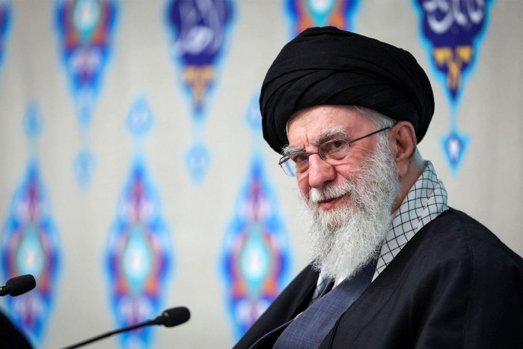 KISAH HIDUP SAYYID ALI KHAMENEI, Sang Pemimpin Berpulang Kepada Kekasih-Nya