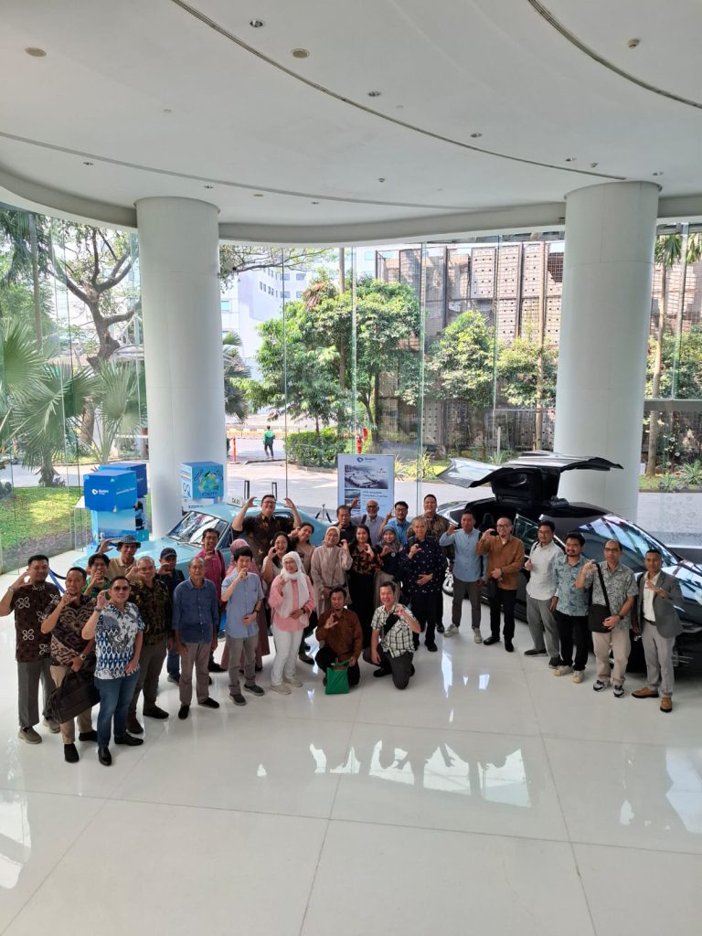 Nasabah Mandiri Sekuritas Kunjungi Emiten Blue Bird