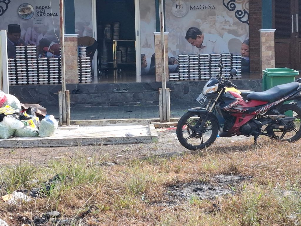 SKANDAL! Dapur MBG Jagakarsa 008 Bakar Sampah, Ancam Kesehatan Ribuan Anak