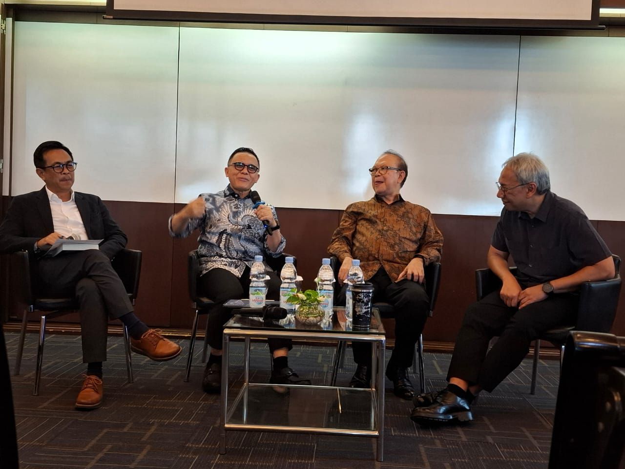 Bedah Buku Sigit Pramono, Saling Melengkapi Gagasan