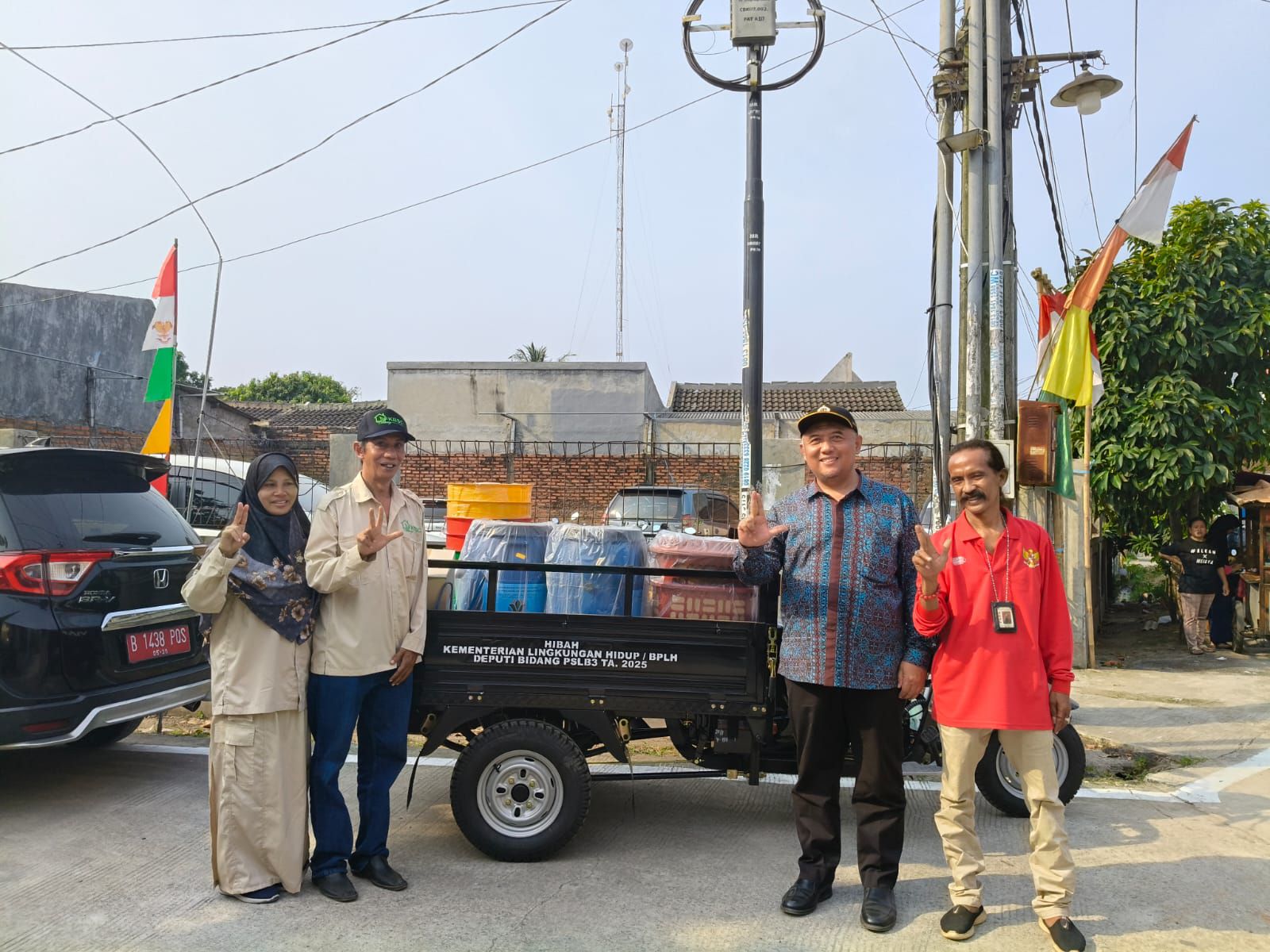 Anggota DPR RI Haji Jalal Serahkan Hibah untuk Bank Sampah JELITA di Tambun Utara