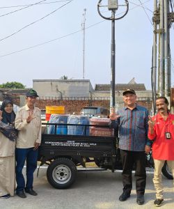 Anggota DPR RI Haji Jalal Serahkan Hibah untuk Bank Sampah JELITA di Tambun Utara