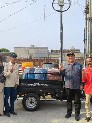 Anggota DPR RI Haji Jalal Serahkan Hibah untuk Bank Sampah JELITA di Tambun Utara