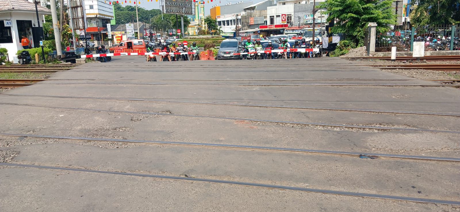 Perlintasan Sebidang Bekasi Ditutup Malam Hari: KAI Lakukan Perbaikan Mendesak Demi Keselamatan