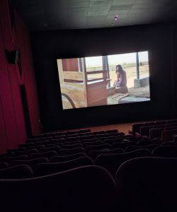 Film Pangku Top dan Berisi, Bangku Bioskop Kosong