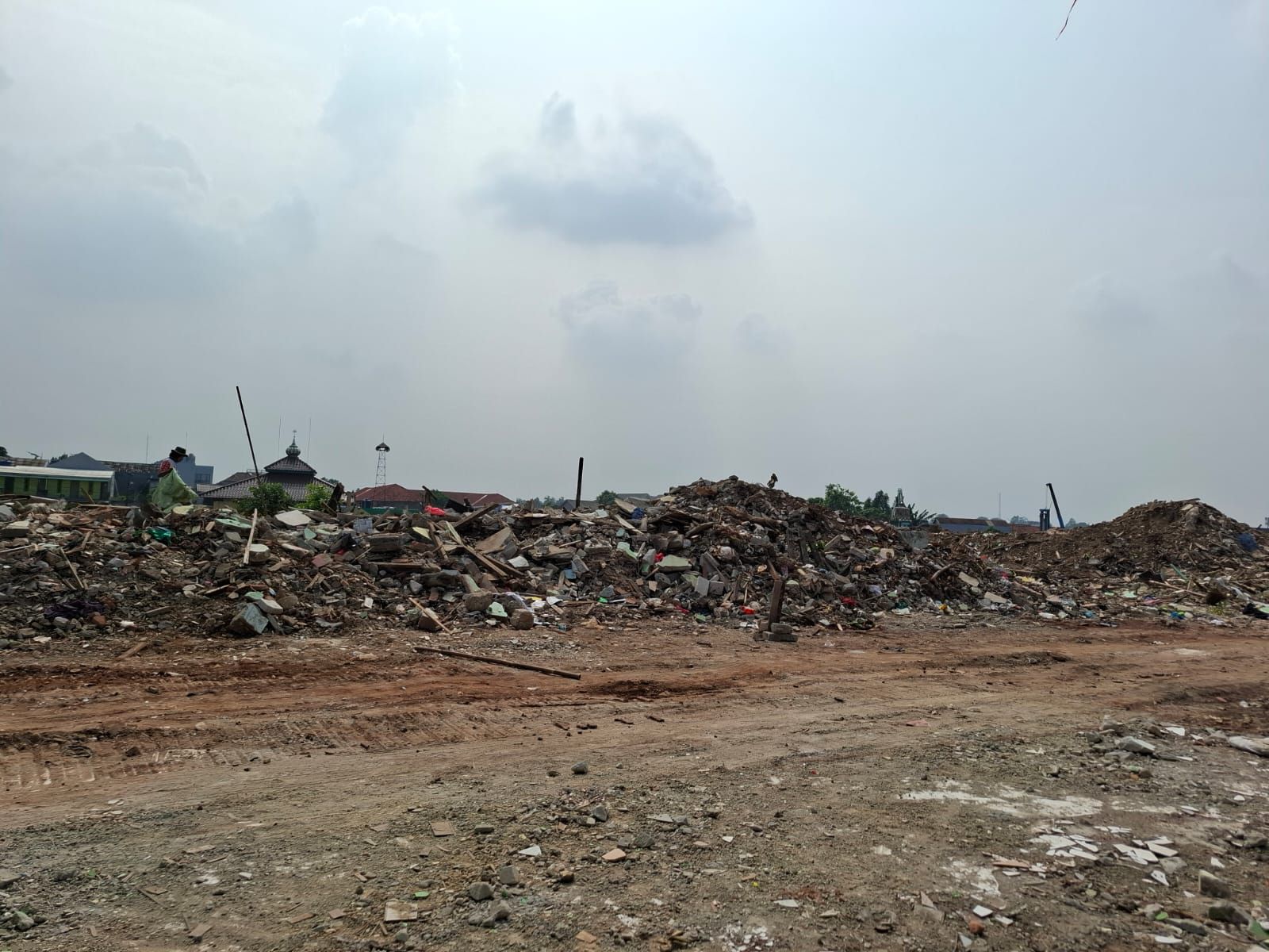 Setelah Digusur, Suasana Bekas Asrama Yon Zikon 15 Masih Mencekam