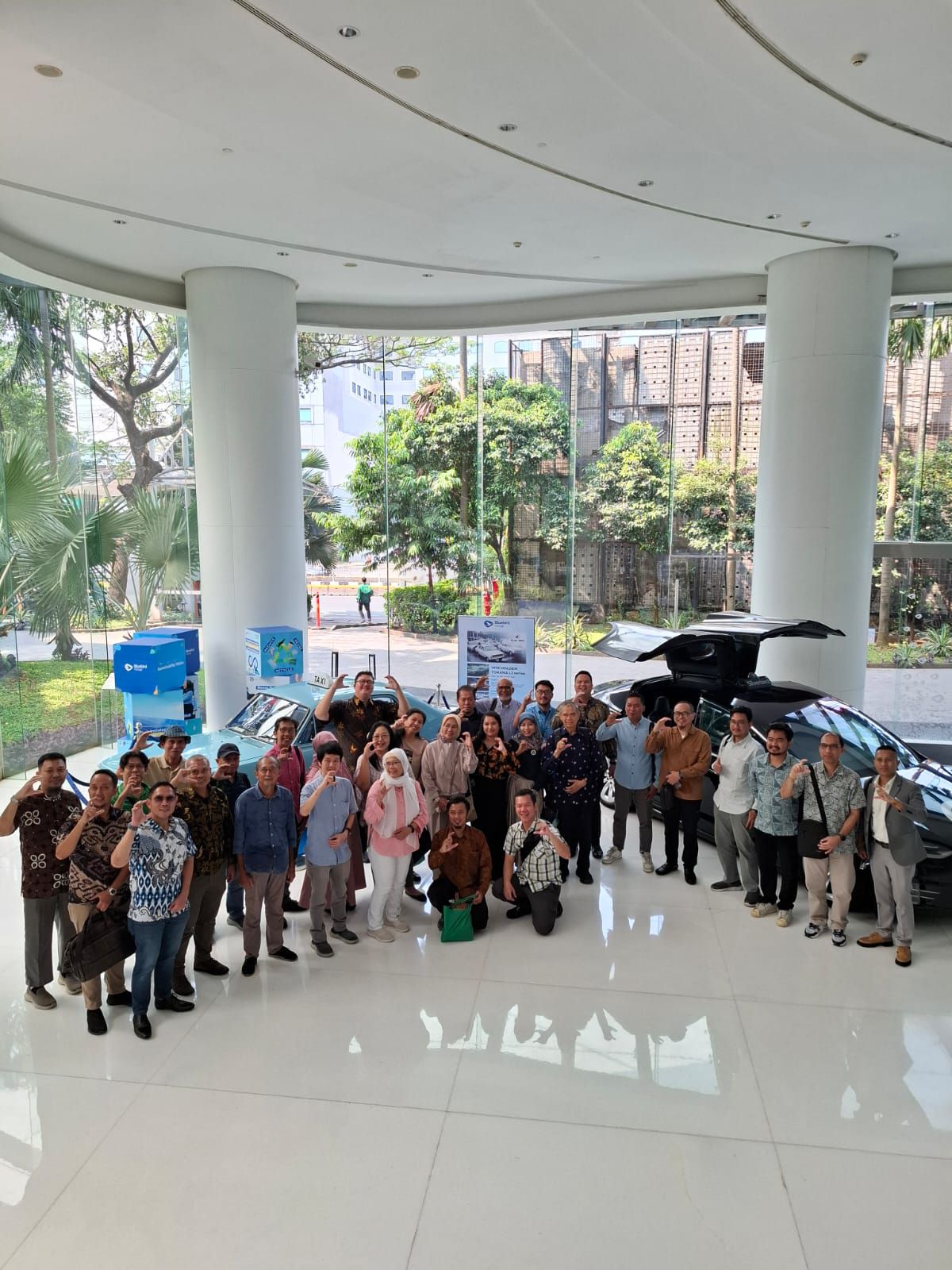 Nasabah Mandiri Sekuritas Kunjungi Emiten Blue Bird