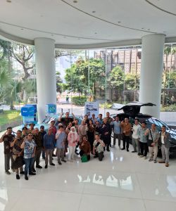 Nasabah Mandiri Sekuritas Kunjungi Emiten Blue Bird