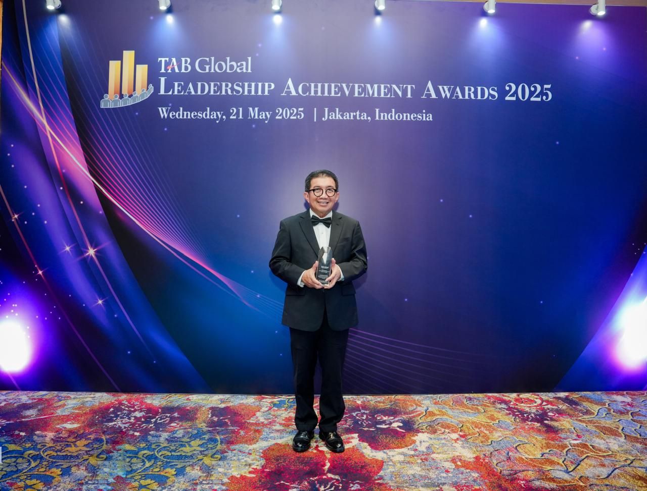 Muliaman D. Hadad Dapat Award dari The Asian Banker