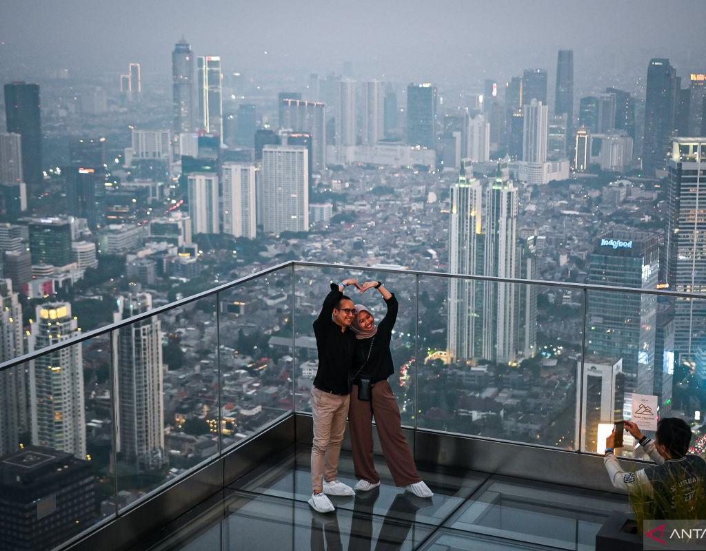 Mendaki Gedung Tertinggi, Autograph Tower Jadi Alternatif Wisata