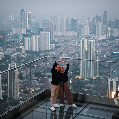 Mendaki Gedung Tertinggi, Autograph Tower Jadi Alternatif Wisata