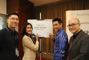 Windy Natriavi, Komisaris Utama dan Co-Founder AwanTunai (kedua dari kiri) didampingi oleh Bapak Dino Setiawan – Direktur dan Co-Founder AwanTunai (paling kiri) dan Bapak Thomas Low, Direktur Bank OCBC NISP (kedua dari kanan) didampingi oleh Bapak Ka Jit, Head of Strategy and Innovation Bank OCBC NISP