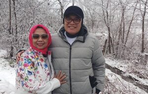 Emron Pangkapi dan istri