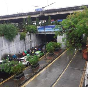 Underpass Cawang Banjir, Petugas Damkar Sedot Genangan Air, Lalin Lancar Kembali