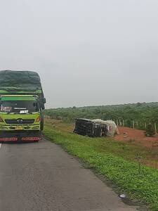 Dua Truk Terguling di Ruas Tol Terbanggi Besar-Kayu Agung