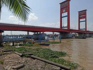 Jembatan Ampera Masih Gagah, Sungai Musi Banyak Sampah
