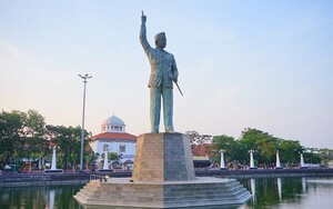 KAI Resmikan Patung Soekarno di Stasiun Semarang Tawang