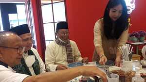 Pemilik RM Three Uncles Jihan melayani pengunjung