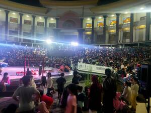 Penonton antusias dalam acara ulang tahun ke-22 Perkampungan Budaya Betawi Setu Babakan (foto Muhammad Sulhi Rawi)