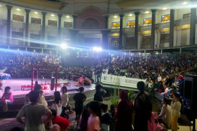 Penonton antusias dalam acara ulang tahun ke-22 Perkampungan Budaya Betawi Setu Babakan (foto Muhammad Sulhi Rawi)