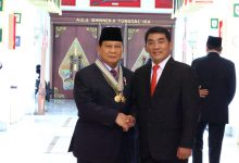 Yulius Selvanus Lumbaa Komaling, Dari Catur Hingga Politik