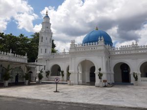 Shalat di Masjid Panglima Kinta Ipoh dan Menikmati  Ais Cendul Deen CT Corner