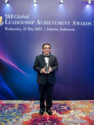 Muliaman D. Hadad Dapat Award dari The Asian Banker